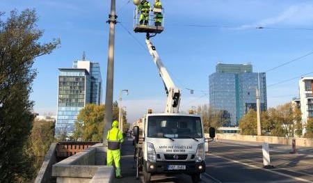 Praha pokračuje v obnově veřejného osvětlení. Libeňský most dostal nová LED svítidla