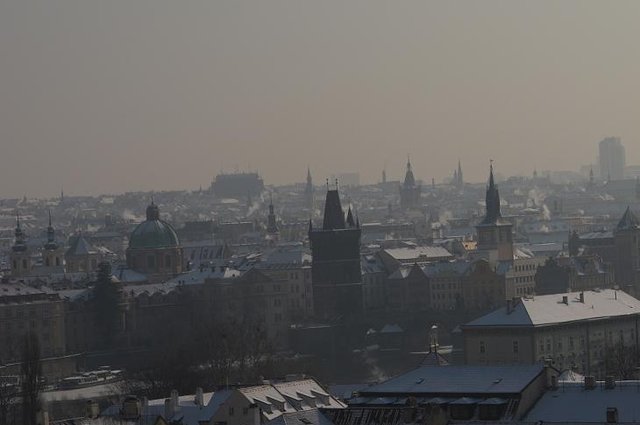 Praha zavede při smogové situaci veřejnou dopravu zdarma, policii magistrát pomůže s kontrolami em