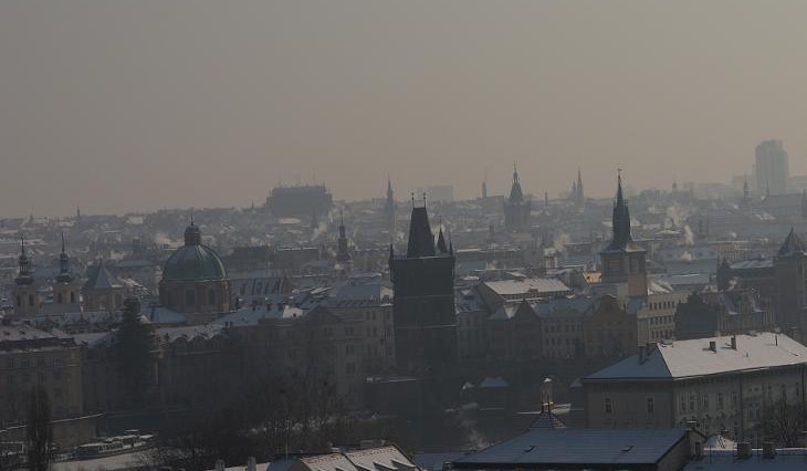 Praha zavede při smogové situaci veřejnou dopravu zdarma, policii magistrát pomůže s kontrolami em