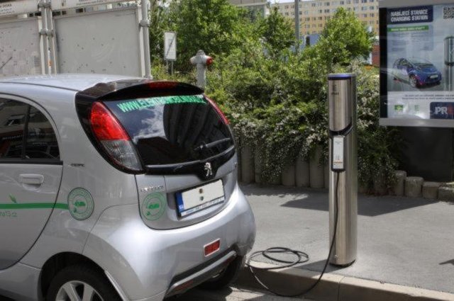 Pražští radní schválili rozvoj dobíjecí infrastruktury pro elektromobily