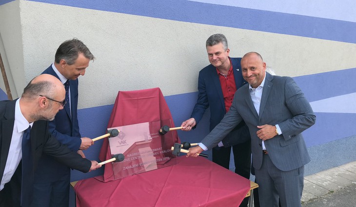 Představitelé vodáren za přítomnosti primátora Města Hradec Králové zahájili stavbu Nadregionálníh