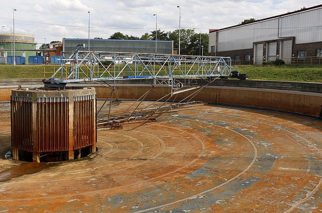 Primary_settling_tank,_Prague_Central_Wastewater_Treatment_4588