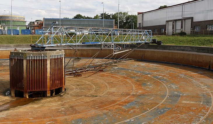 Primary_settling_tank,_Prague_Central_Wastewater_Treatment_4588