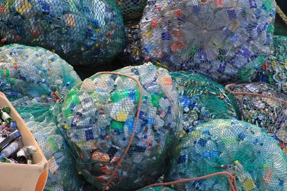 Recyklace plastů přispívá ke snižování exhalací CO2