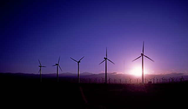 Ropné firmy začíná zajímat větrná energie, investují do ní zejména v Evropě