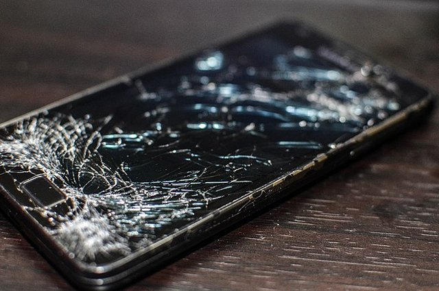 Samsung_Galaxy_S2_shattered_screen