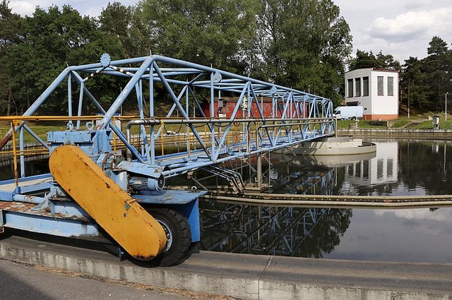 Secondary_settling_tank,_Prague_Central_Wastewater_Treatment_4617