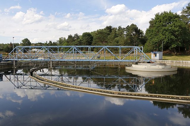 Secondary_settling_tank,_Prague_Central_Wastewater_Treatment_4614