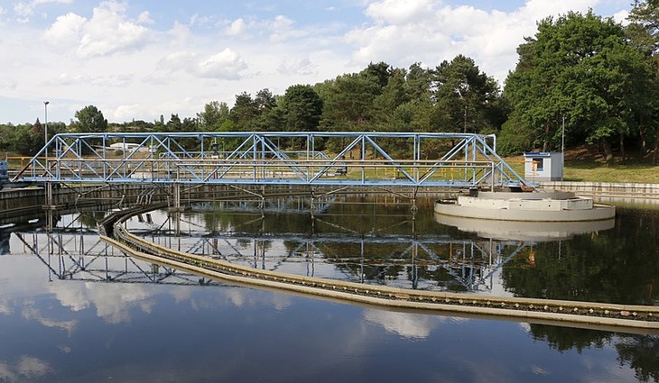 Secondary_settling_tank,_Prague_Central_Wastewater_Treatment_4614