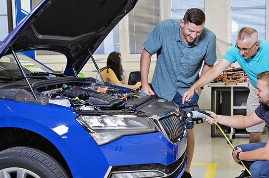 Škoda Auto vzdělává zaměstnance v oblasti elektromobility