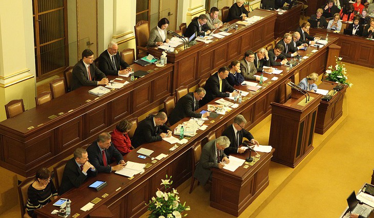 Sněmovna schválila posílení pravomocí ČOI