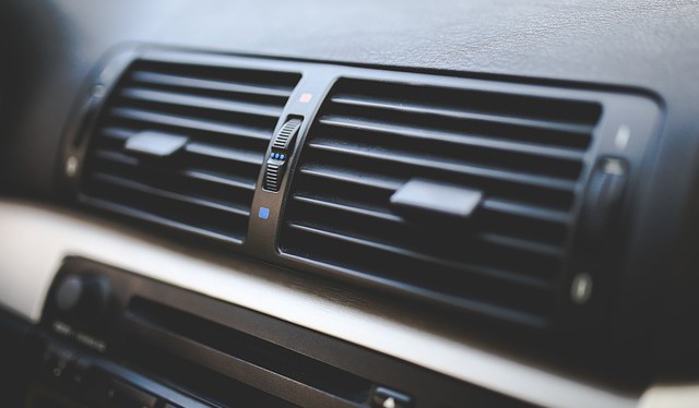 Společnost při demontáži osobních aut neprováděla odsátí chladiva z autoklimatizace. Dostala pokut