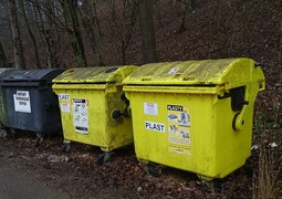 Štěchovice-Masečín,_údolí_Kocáby,_kontejnery_na_odpad_-_plasty_a_směsný.jpg