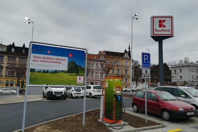 Teplický Kaufland nabízí elektřinu pro elektromobily