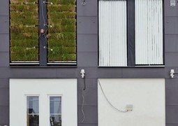 UCEEB zkouší zelené fasády pro industriální prostory