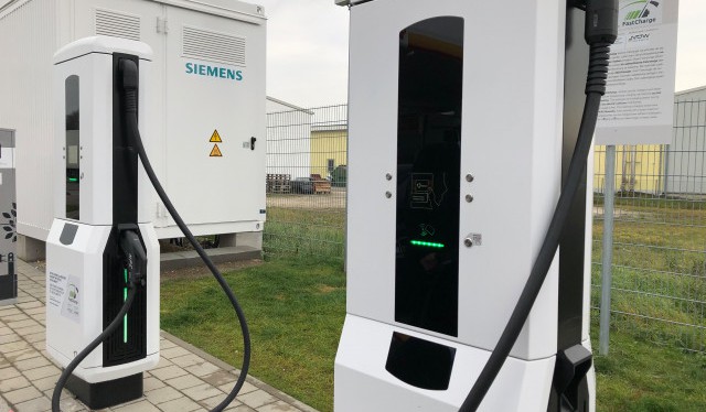 Ultrarychlá 450 kW nabíjecí stanice pro elektromobily spoléhá na technologie Siemens