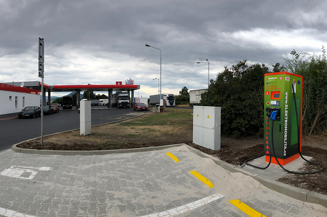 Unipetrol a ČEZ dále rozšiřují nabídku sítě Benzina o elektrickou energii. Benzina nyní nabízí již