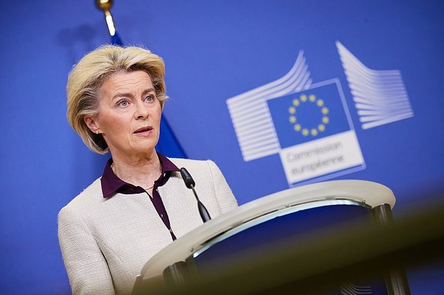 Ursula_von_der_Leyen_holds_a_press_conference_on_COVID_variant_B.1.1.529_(4)