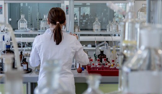 V České republice chybějí pracovníci v chemickém průmyslu. Pomáhat se snaží i rozvojové programy