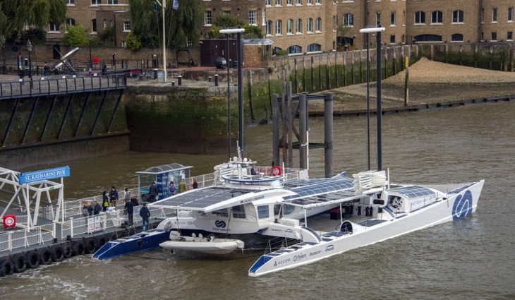 V Londýně zakotvilo první vodíkem poháněné plavidlo na světě