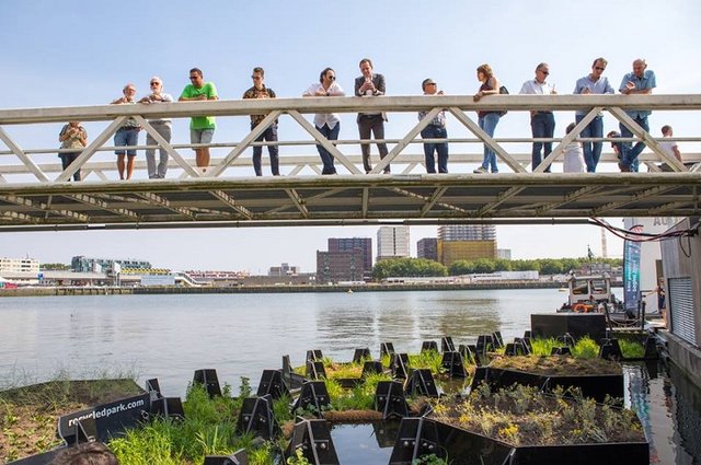 V Rotterdamu otevřeli plovoucí park z recyklovaného plastového odpadu