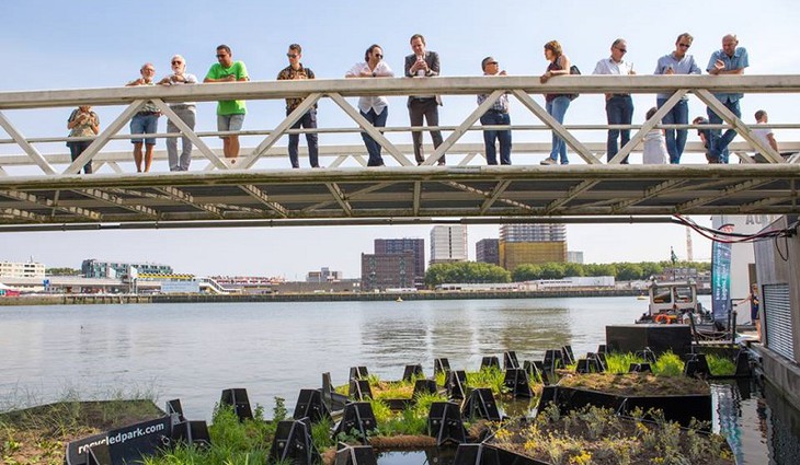 V Rotterdamu otevřeli plovoucí park z recyklovaného plastového odpadu