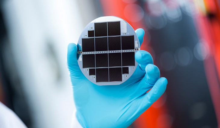 Vědci z MIT přišli s novou metodou, která posouvá teoretický limit účinnosti solárních článků