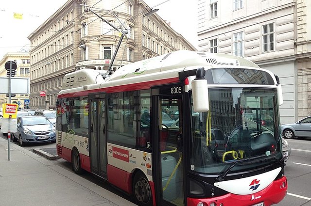 Vienna_Electric_Bus_April_2013_-_1_(8635457634).jpg