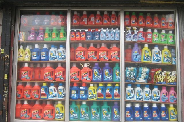 Výrobky, obsahující nebezpečné chemické látky, nemají obaly s odolnými uzávěry proti otevření dětm