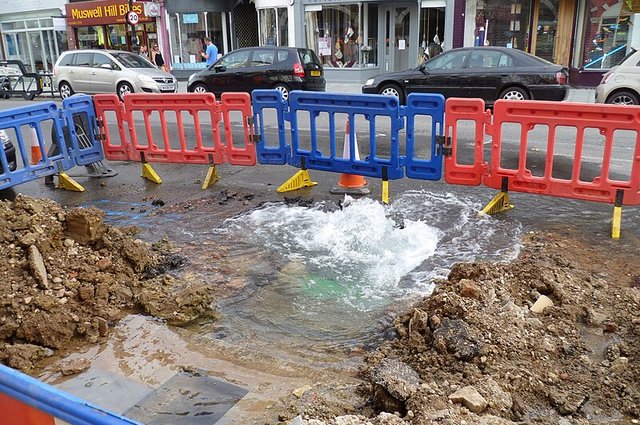 Water_leak_in_Fortis_Green_Road,_Muswell_Hill_03