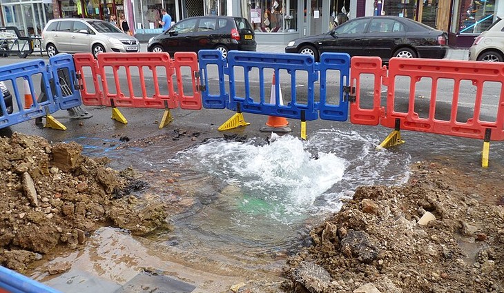 Water_leak_in_Fortis_Green_Road,_Muswell_Hill_03