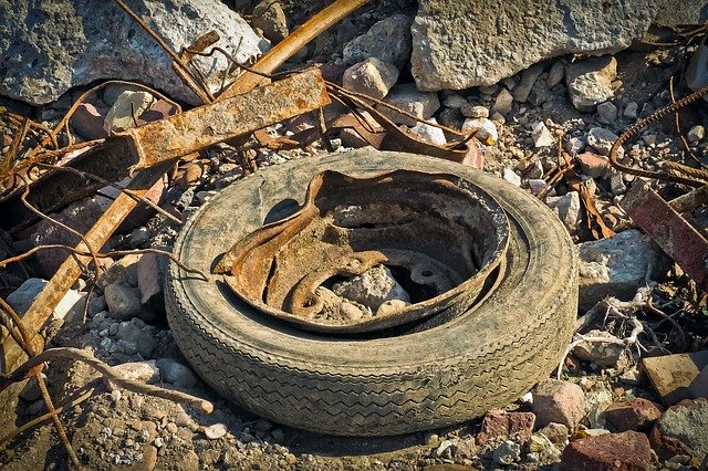 Za nelegální předávání a ukládání odpadů v Třinci uložili inspektoři dvě pokuty