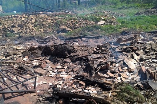 Za pálení odpadů z demolice kravína a jejich netřídění dostal podnikatel dvě pokuty