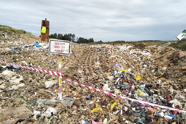 Za sesuv odpadů mimo zabezpečené těleso skládky uložena pokuta 150 tisíc korun