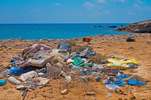 Záměna plastů v obalech a spotřebních výrobcích alternativními materiály, by zvýšila environmentál