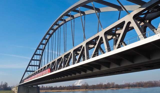 Železniční most visí na lanech z kompozitního plastu