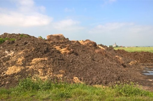 Zemědělec dostal pokutu za ukládání upravených kalů na orné půdě v rozporu s programem jejich použ