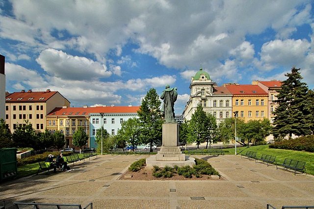 Žižkov_náměstí_Barikád_2