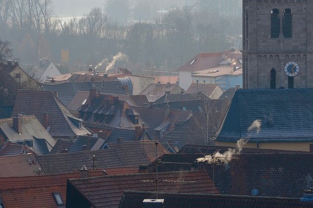 Znečištění ovzduší zhoršuje průběh onemocnění COVID-19, ukázala studie