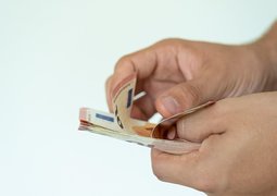 alexandra_koch-money-7244538_640