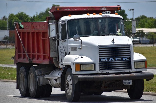 artisticoperations-mack-truck-7311569_640