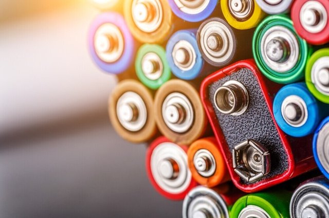 baterie-shutterstock-2217013423