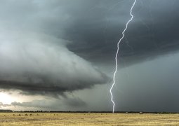 eyeonicimages-lightning-4713379_640