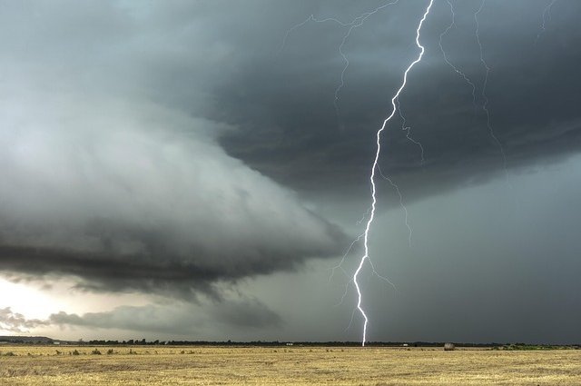 eyeonicimages-lightning-4713379_640