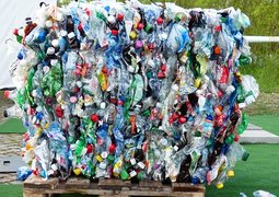 hans-plastic-bottles-115069_640
