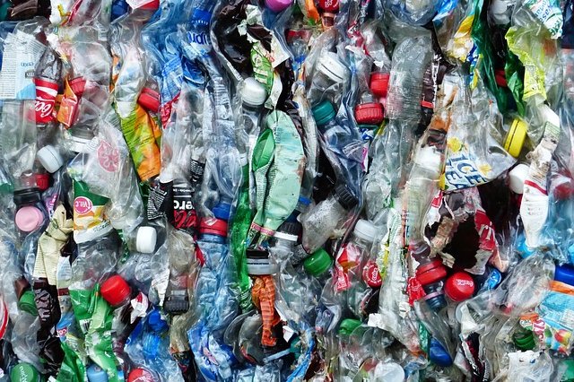 hans-plastic-bottles-115071_640