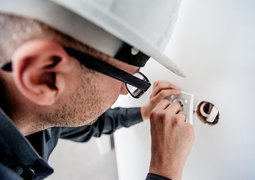 jarmoluk-electrician-1080554_640