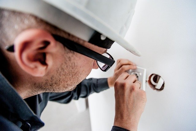 jarmoluk-electrician-1080554_640