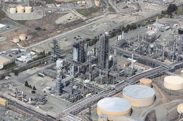 jpenrose-refinery-109025_640