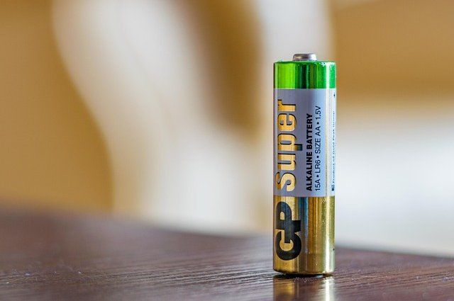 kostkarubika005-battery-4596172_640